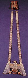 带有秃鹰坠饰的项链，来自图坦卡蒙墓（公元前1373-1352）新王国（镶有青金石和山茱萸的金）（另见227982）