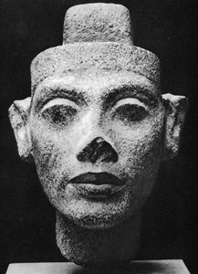 Nefertiti, queen consort of Akenaton (Akhenaten) the heretic pharaoh. 14th century BC (sculpture in dark granite bust) 作者 埃及第十八王朝