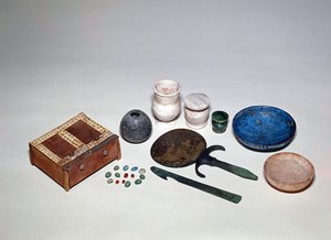 从一位埃及女士的墓中取出的物品，来自1723号墓群，来自新王国的Sidmant el-Gebel。 作者 埃及第十八王朝