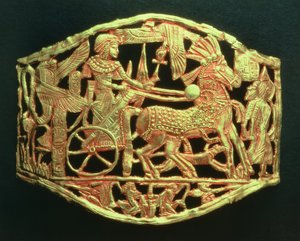 从图坦卡蒙墓（公元前1370-52）新王国（金）（见391017）的镂空牌匾或带扣显示国王与囚犯的胜利回归