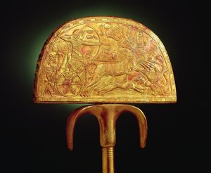 鸵鸟羽毛扇，来自图坦卡蒙墓（公元前1373-1352）新王国（木板覆盖金）（另见3975）