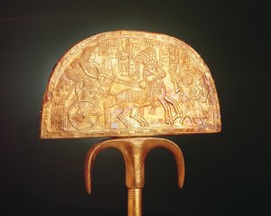 鸵鸟羽毛扇，来自新王国图坦卡蒙墓（用金板覆盖的木头）（反向324497）