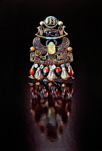 从新王国图坦卡蒙墓（带有半宝石和玻璃糊的金景泰蓝）的鸟胸甲与胸甲