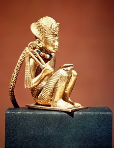 代表Amenophis III（公元前1403-1365）的吊坠，来自新王国图坦卡蒙墓（金）（另见391019）