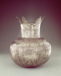 石榴花瓶，来自图坦卡蒙墓，新王国（银质或电子）。 作者 埃及第十八王朝