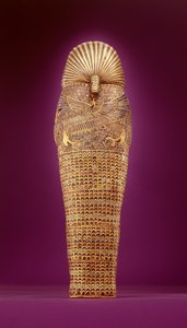 其中一个canopic棺材的后视图，从Tutankhamun墓（公元前1373-1352）新王国（用彩色玻璃和红玉髓镶嵌的金子）（另见227990-91）