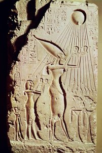 救济描绘Amenophis IV（Akhenaten）（公元前1364-47），Nefertiti和他们的女儿Meritaton，向Tell El-Amarna（雪花石膏）的皇宫献祭
