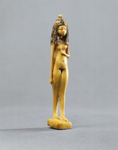 一个裸体女孩的小雕像，新王国，公元前13.3-1-1353（画象牙）