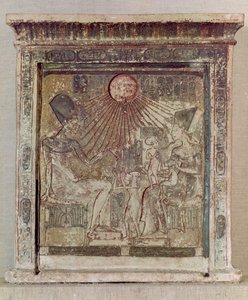 Stela描绘了Aten给予Amenophis IV（Akhenaten）（公元前1352-1336）他的妻子Nefertiti和他们的三个女儿的生命和繁荣，来自新王国的Tell el-Amarna，公元前135-3-1337（lim