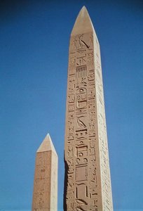 Tuthmosis I（公元前1504-1492）和Hatshepsut（公元前1473-1458）在新王国阿蒙神庙的方尖碑