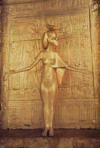 从Tutankhamun墓（公元前1373-1352）新王国（镀金木）（见228567）上的神龛上的女神Selket