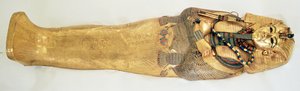 国王的最里面的棺材，来自图坦卡蒙墓（公元前1370-1352）新王国（镶有半宝石的黄金）（详见343642）
