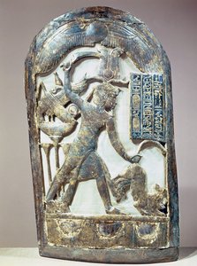 从图坦卡蒙墓（公元前1370-52）新王国（切割和镀金木）中描绘国王屠杀狮子的奉献盾牌