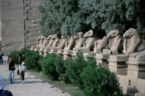 游行方式的公羊狮身人面像大道排列到新的王国阿蒙大寺 作者 埃及第19王朝