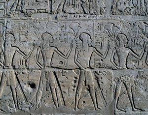 象征矿区的人物向神进贡，浮雕，拉美西斯二世庭院，阿蒙神庙（联合国教科文组织世界遗产名录 作者 Egyptian 19th Dynasty