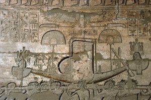 Egyptian Antiquiity: view of the reliefs representing the procession of the sacred boat, Memorial Temple dedicated to Pharaoh Ramses II (1279-1213 BC), Ramasseum site (Ramesseum) in Luxor, Egypt. 作者 埃及第19王朝