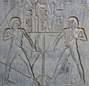 埃及古物：法老拉美西斯二世（公元前1292-1186年）雕像底座的细节，代表上埃及和下埃及的联合。卢克索神庙。东岸（底比斯），埃及 作者 埃及第19王朝