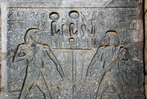 埃及古物：法老拉美西斯二世（公元前1292-1186年）雕像底座的细节，代表上、下埃及的联合。卢克索神庙。东岸（底比斯），埃及 作者 埃及第19王朝