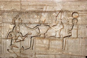 Egyptian antiquite: relief depicting Pharaoh Ramses II in front of the deities of the Theban triad, Amon, Mut and Khonsu; Funeral Temple dedicated to Pharaoh Ramses II (1279-1213 BC), site of Ramasseum (Ramesseum) in Luxor, Egypt. 作者 埃及第19王朝