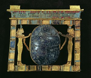 Pizier的Pectier，有一个金龟子，侧面是女神Isis和Nephthys，来自新王国孟菲斯的Serapeum（黄金，青金石和玻璃膏）