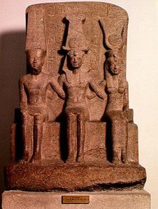 拉美西斯二世（公元前1304年至1237年）坐落于Amun和Mut之间，来自新王国的卡纳克，公元前1279-13（花岗岩）