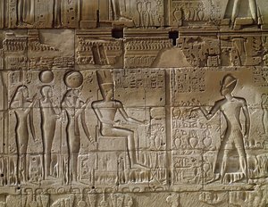 救济描绘Seti I（公元前12944  -  1279年）从新王国的柱式大厅的北外墙向阿蒙提供祭品