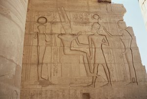 救济描绘了以狮子为首的女神穆特将拉美西斯二世呈现给一位来自新王国大神龛大厅的一位来自阿蒙的阿蒙
