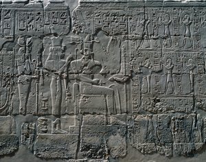 卡纳克神庙建筑群（联合国教科文组织世界遗产名录）大神殿内墙浮雕中的祭神场景 作者 埃及第19王朝