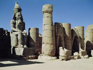 在新王国的Peristyle法院坐着拉美西斯二世（公元前1279-1213）的雕像