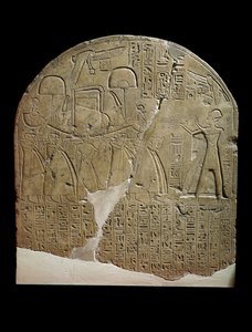 Stela由Koptos的拉美西斯二世神庙的工作监督致力于Isis，描绘了国王为伊希斯的神圣船提供香火，由祭司（石灰石）携带