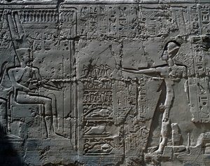 国王在阿蒙神面前，供奉神灵场景的细节，卡纳克神庙建筑群大柱厅内墙浮雕（联合国教科文组织世界遗产名录 作者 Egyptian 19th Dynasty