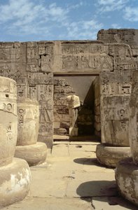 拉美西斯雕像在从拉美西斯三世（公元前1184-1153）新王国的太平间寺庙的柱式大厅通往教堂