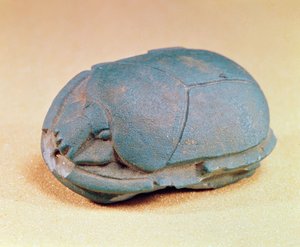来自木乃伊的颈珠的圣甲虫，公元前600年晚期（蓝色玻璃浆） 作者 埃及第26王朝