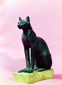 猫的雕塑，晚期（青铜）。 作者 埃及第26王朝