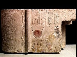 Nectanebo II（公元前360-343）被女神Isis所接受，来自一扇门，晚期，公元前35-341（涂石灰石）（见172243）