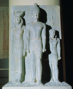 Menkaure（Mycerinus）与女神哈索尔和其中一个神像之一的三合一，取自旧王国吉萨的Menkaure金字塔谷寺，公元前2259年（片岩）（另见68318）