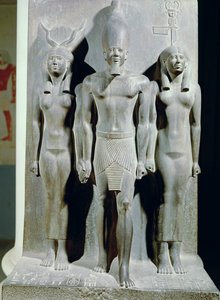 Menkaure（Mycerinus）与女神Hathor和Aphroditopolis nome女神的三合一，取自位于旧王国Giza的Menkaure金字塔谷神庙，公元前2259年（片岩）（见