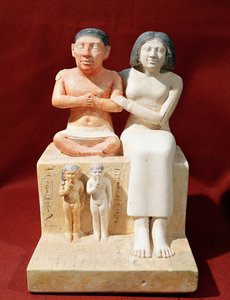 矮人塞内布和他的家人的雕像，公元前244年（画石灰石）