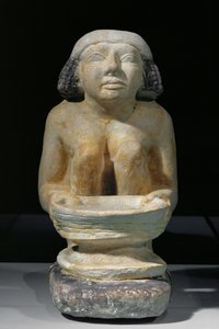 拿着筛子的女人。来自吉泽，Djacha 的 mastaba。中间（石灰岩）