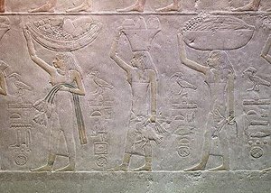 从旧王国Akhutotep的Mastaba（绘石灰石）中描绘死亡领域和提供祭品的妇女 作者 埃及第五王朝