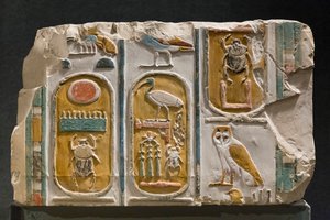雕刻着国王图特摩西斯一世和三世的三幅雕刻壁画
