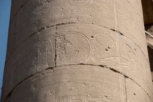 埃及古迹：卢克索神庙，柱子的细节，柱子上的墨盒被擦掉了，因为 "damnatio memoriae"，一些法老的墨盒被他们的继任者认为是异端的，被擦掉。东岸（底比斯），埃及 作者 埃及人埃及人