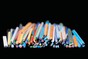 一组棒，包括描绘星星，玫瑰花结和其他图案和图案的马赛克玻璃棒，大约在公元前5世纪至1世纪（玻璃） 作者 埃及人埃及人