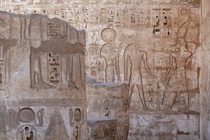 上埃及统治者向拉和克努姆献祭，埃德福荷鲁斯神庙 作者 埃及人埃及人