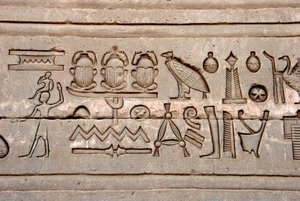 埃及古代：埃及丹德拉哈索尔神庙东墙上的象形文字 作者 Egyptian Ptolemaic Period