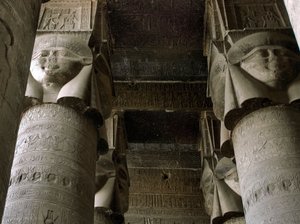 埃及古代：有柱子装饰着哈托尔女神的hypostyl房间的局部视图。埃及丹德勒的哈托尔神庙 作者 埃及托勒密时期