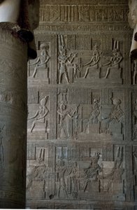 Egyptian antiquite: reliefs inside the hypostile room of the temple dedicated to Hathor, Denderah, Egypt 作者 Egyptian Ptolemaic Period