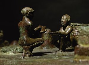 来自伊朗西南部苏萨的描绘 Sit Shimsi 的小团体雕像中蹲伏的人物，描绘太阳升起的仪式，埃兰时期，公元前 1150 年（青铜） 作者 lam石