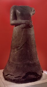 纳皮拉苏雕像，埃兰国王翁塔什-纳皮里沙的妻子，约公元前1340-1300年（青铜和铜）。