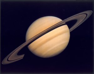 土星及其光环，由旅行者1号拍摄的照片